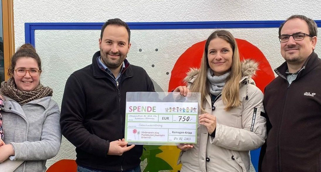 Spende: Mitglieder des Elternausschusses übergeben dem Vorstand einen symbolischen Scheck über 750 Euro.